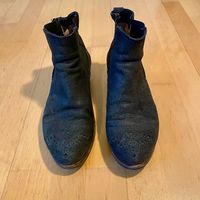 Stiefeletten schwarz mit Lochmuster