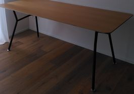 Hochwertiger Esstisch/Schreibtisch aus Holz mit Metallgestel
