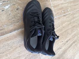 Chaussures de foot KIPSTA noires, T.35, parfait pour l'été ⚽