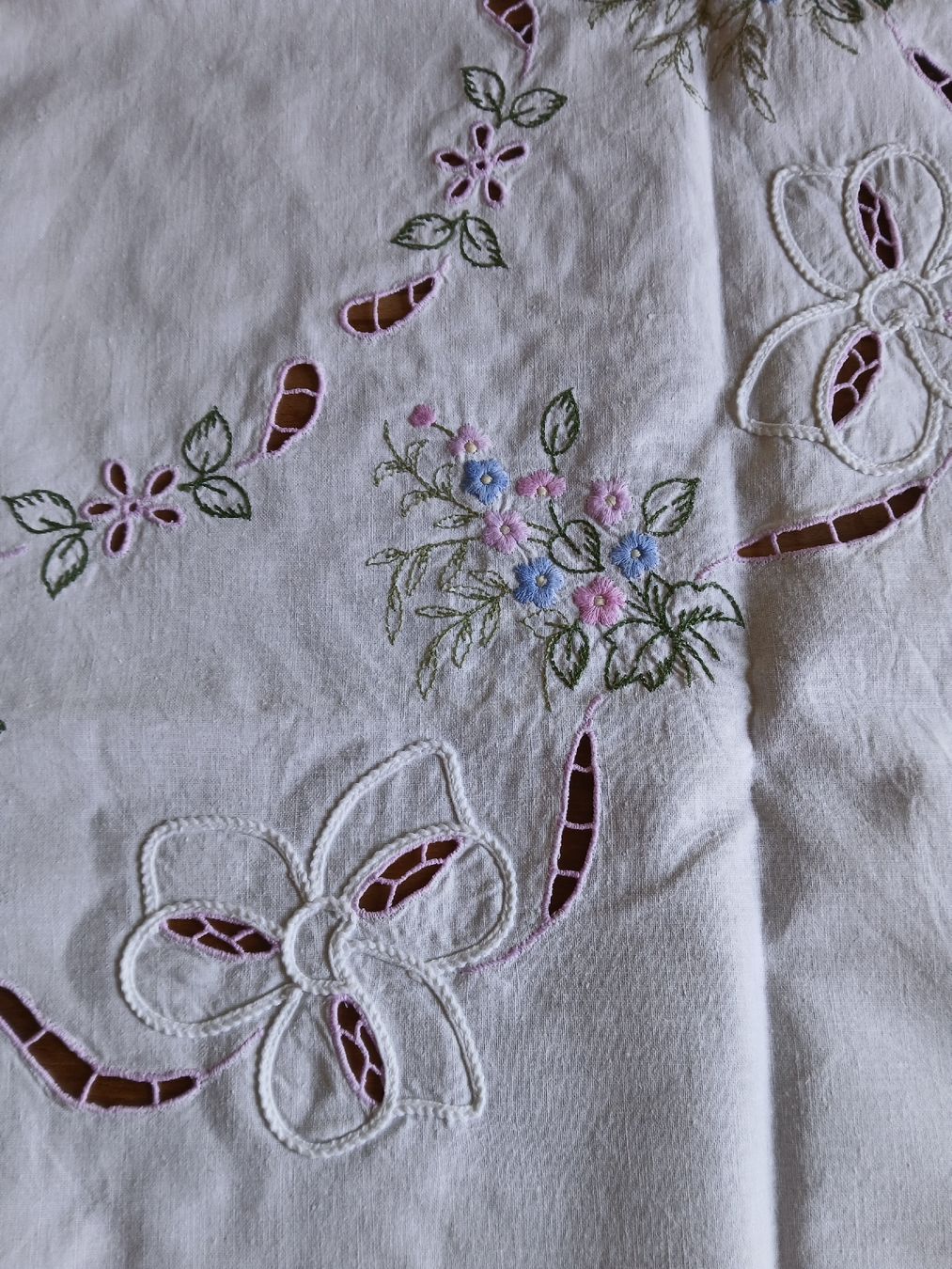 Altra biancheria da tavola: Lovely Embroidered Tablecloth, Floral, Spring Decor! – Usato da Dübendorf venduto da LoRi-2026 1