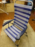 Zwei Campingstühle blau weiss gestreift