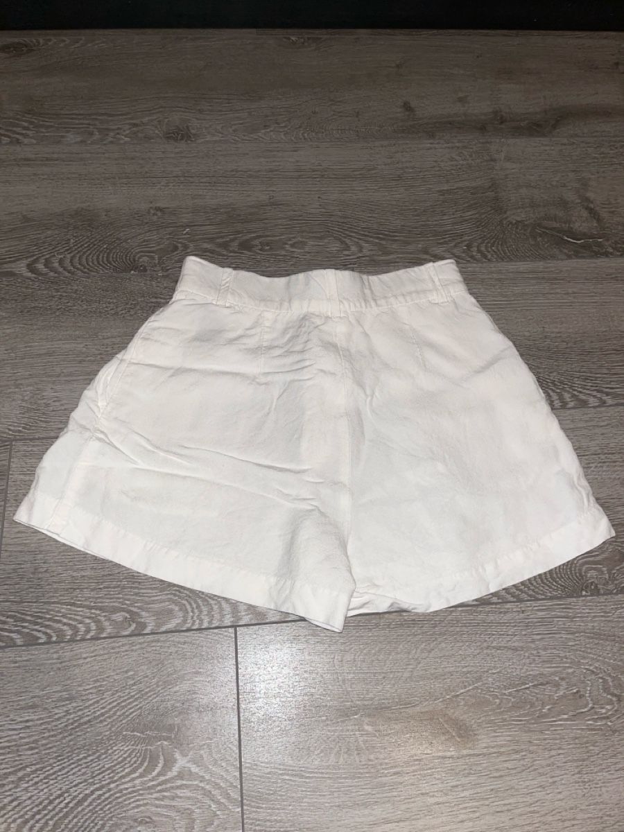 H&M Pantaloni: Short blanc léger taille haute – Usato da Le Locle venduto da Ophelhugy 1