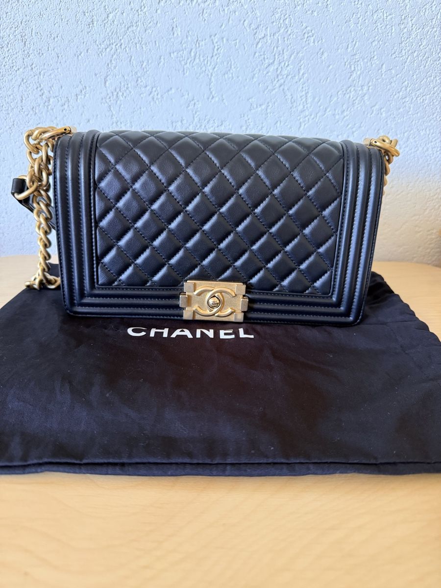 Chanel Sacs femmes: Chanel Boy Bag Medium  schwarzes Kaviarleder – D'occasion à Biberen par Miamo_xx