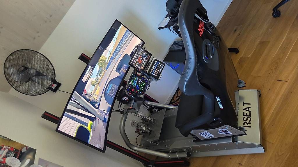 Simagic Manettes: Sim Racing RIG - Simagic, VRS Pedale, 49" Screen, Streamdeck – D'occasion à Uzwil par Ringe1983 1