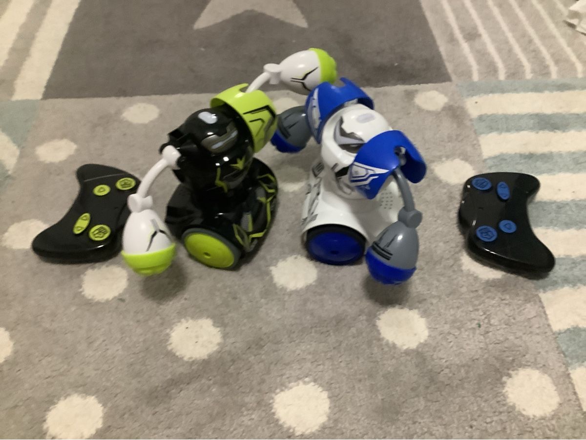 Giocattoli: Remote Control Fighting Robots/ Ferngesteuerte Kampfrobotter – Usato da Nänikon venduto da uselafuse 1