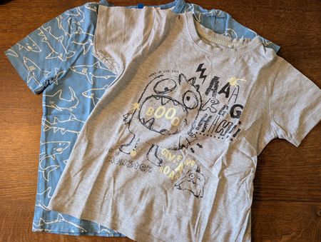 2 T-Shirts Kinder Grösse 116 Haie Monster Motive 