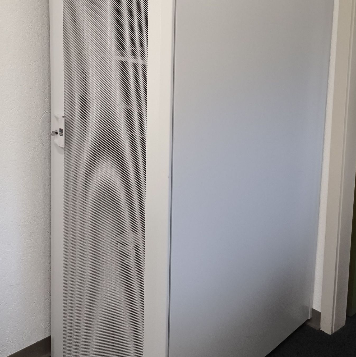 Armoires: Netzwerkschrank – D'occasion à Bretzwil par N-Bahner