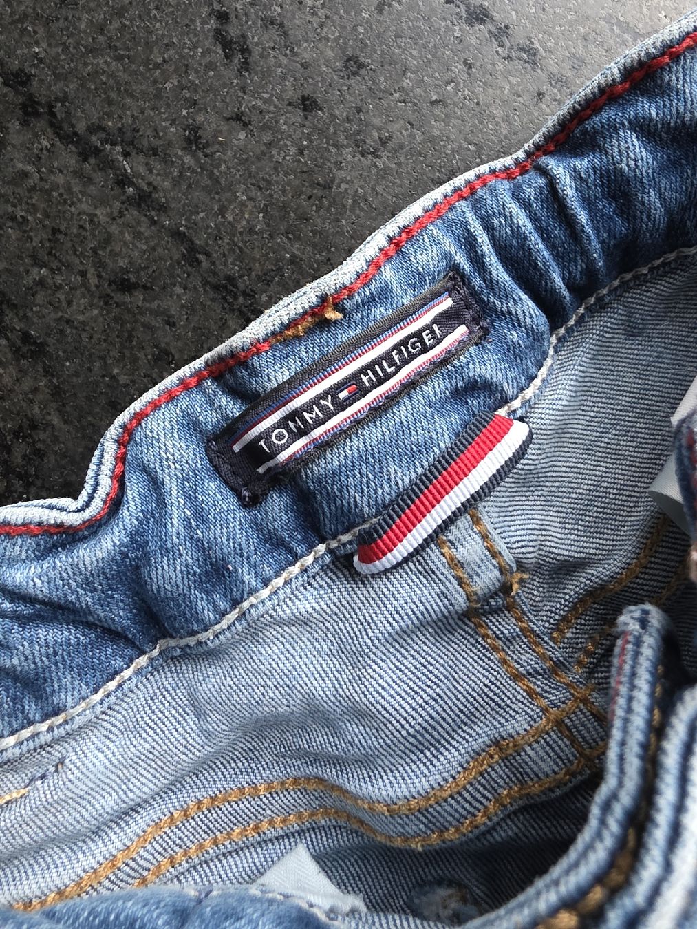 Tommy Hilfiger Pantaloni: Tommy Hilfiger Jeans Grösse 116 – Usato da St. Peterzell venduto da upcycling_ 1