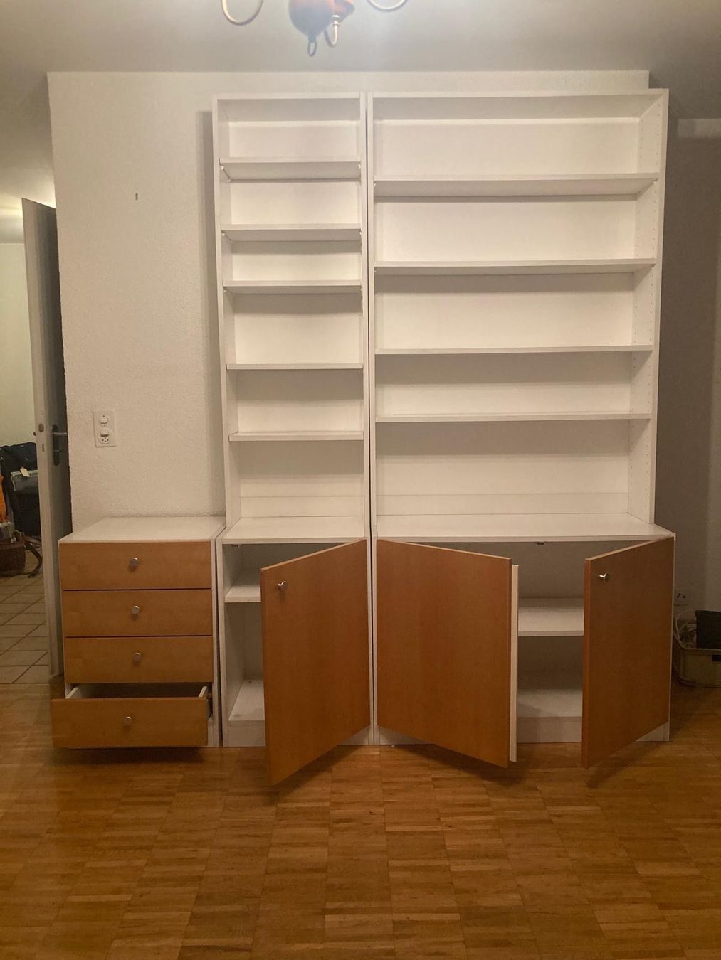 Scaffali: Bücherregal mit weissen Elementen und Holzfronten – Usato da Frick venduto da Rukki 6