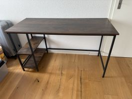 Schreibtisch mit Regal