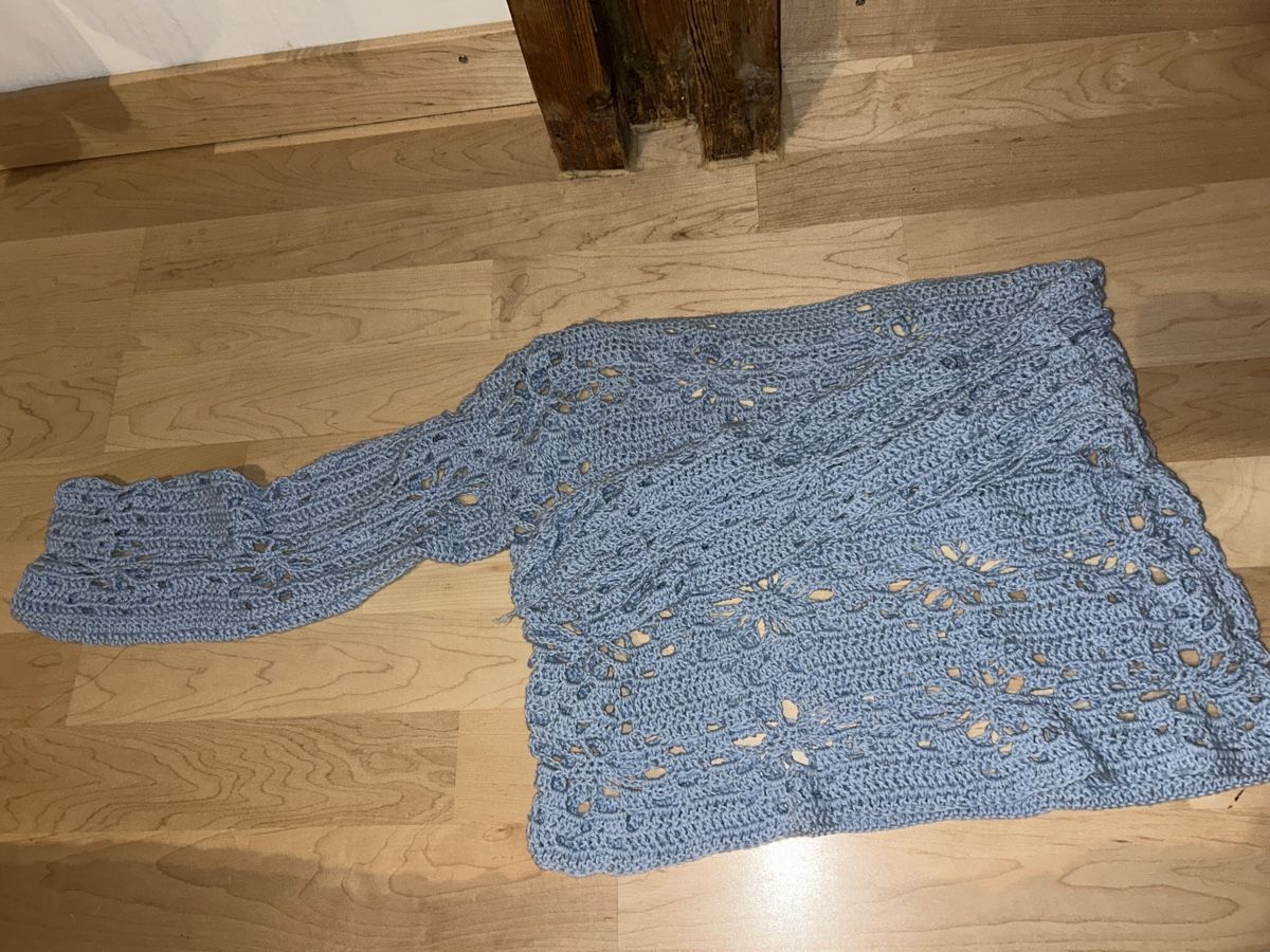 Maglioni & Felpe: Selbstgehäckelter, hellblauer Sommer-Pulli, Grösse S – Usato da Schwyz venduto da Maerzetuepfli 2