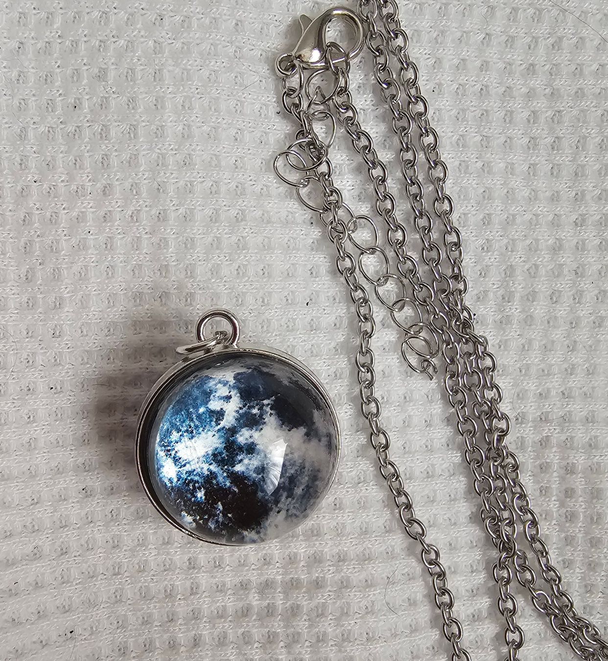 Ciondoli: NEU! Planet Anhänger mit Kette – Nuovo e nell'imballaggio originale da Füllinsdorf venduto da Sunnebliemli7 3