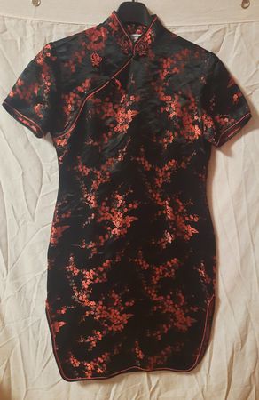 Robe chinoise élégante noire et rouge satinée
