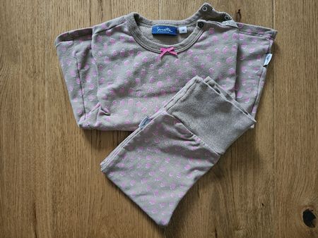 Kleid und Sweathose