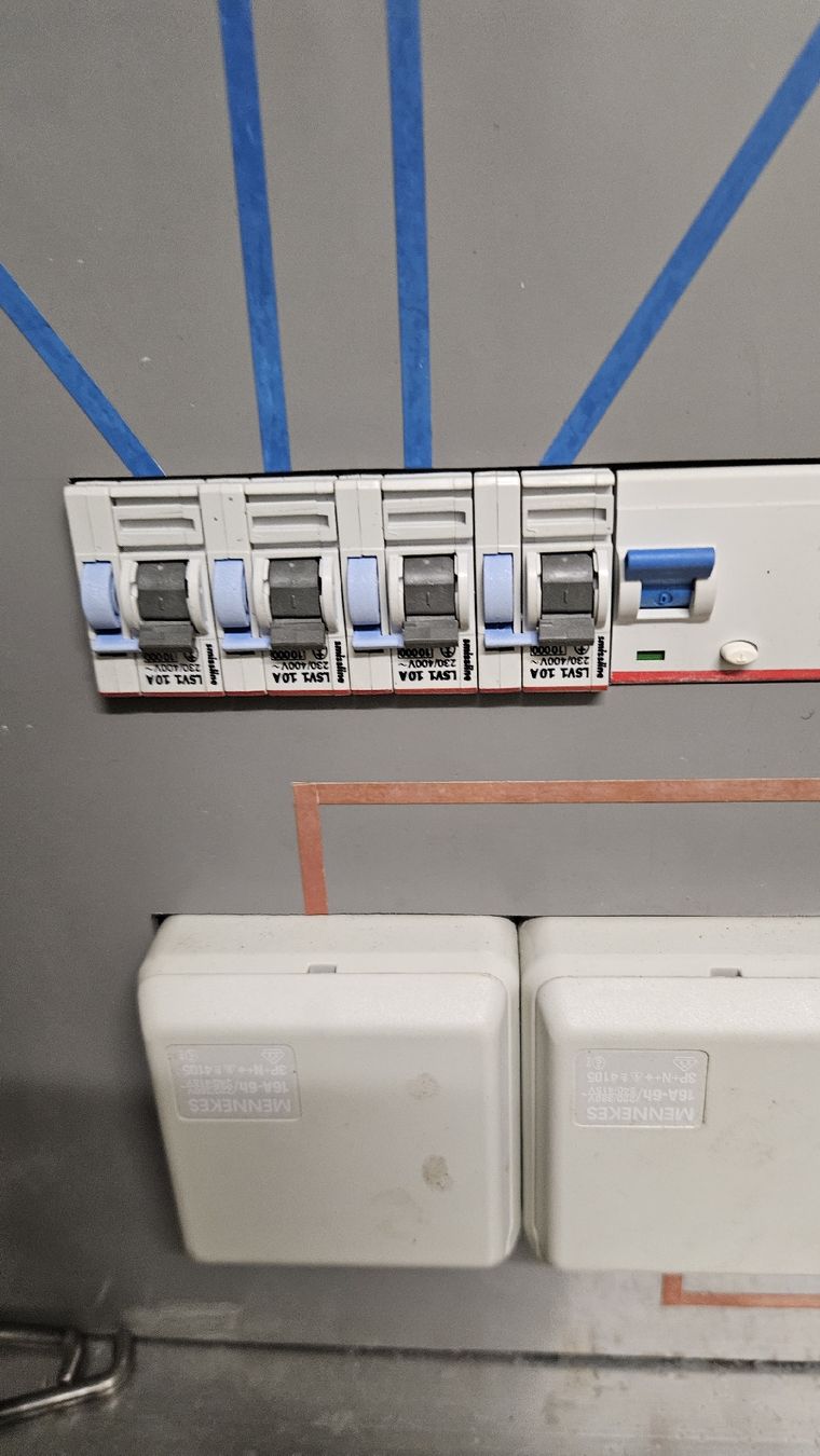Alimentazione elettrica: Elektro-Verteiler-Schrank – Usato da Davos Platz venduto da Metler70 2