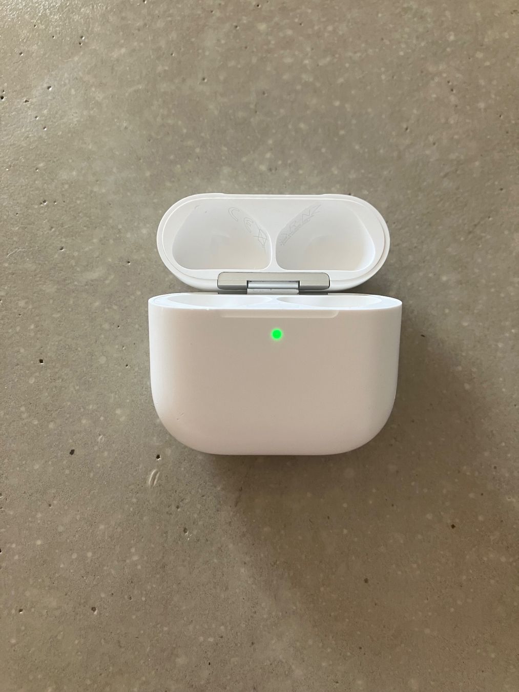 Apple Casques audio: APPLE AIRPODS 4 CASE – D'occasion à Lausanne par mr.v