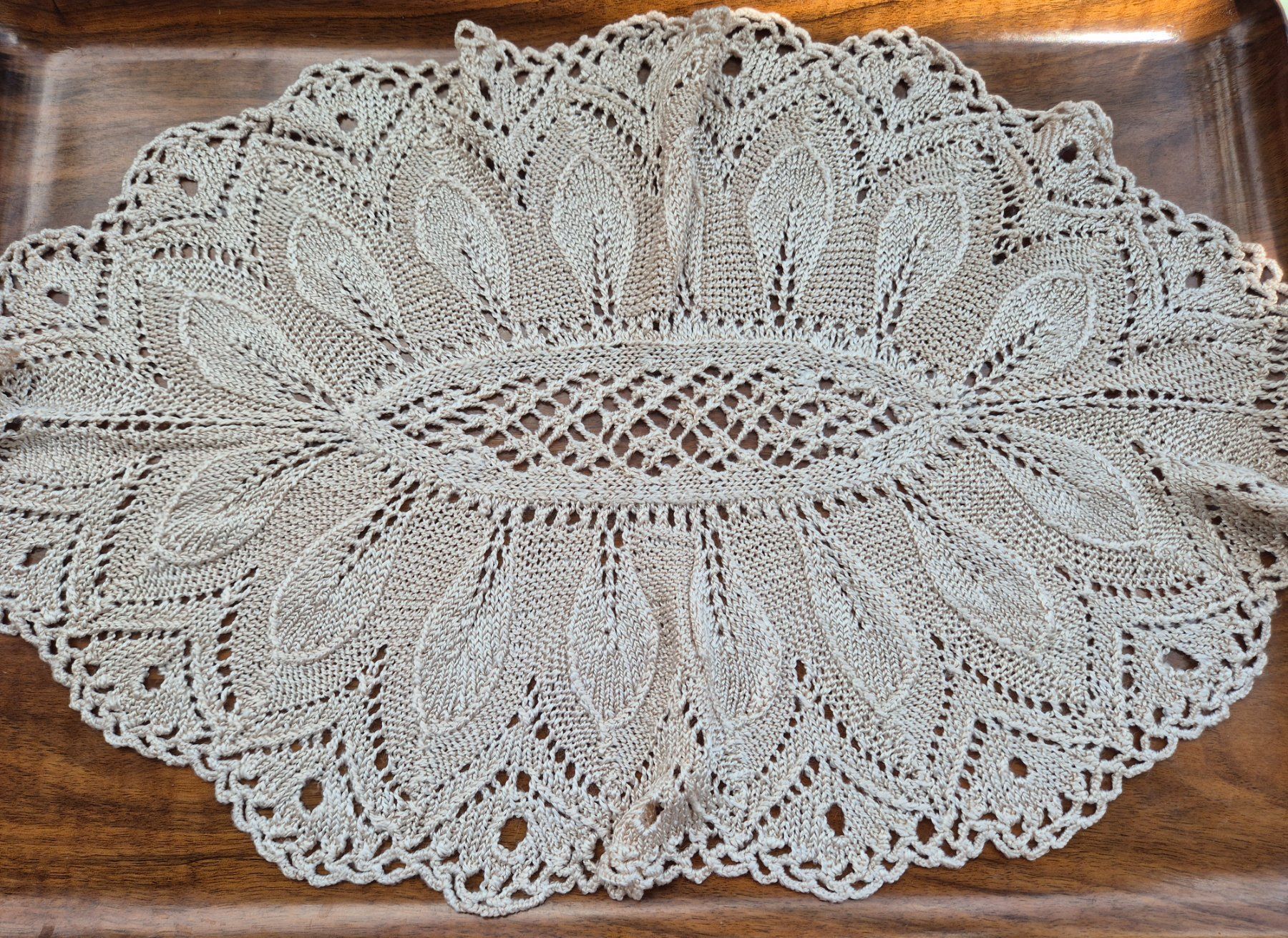 Altra biancheria da tavola: Handgestricktes Deckchen, beige, filigran, Vintage Look – Usato da Bern venduto da aronari