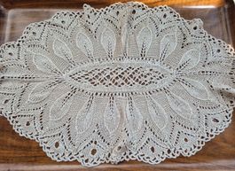 Handgestricktes Deckchen, beige, filigran, Vintage Look