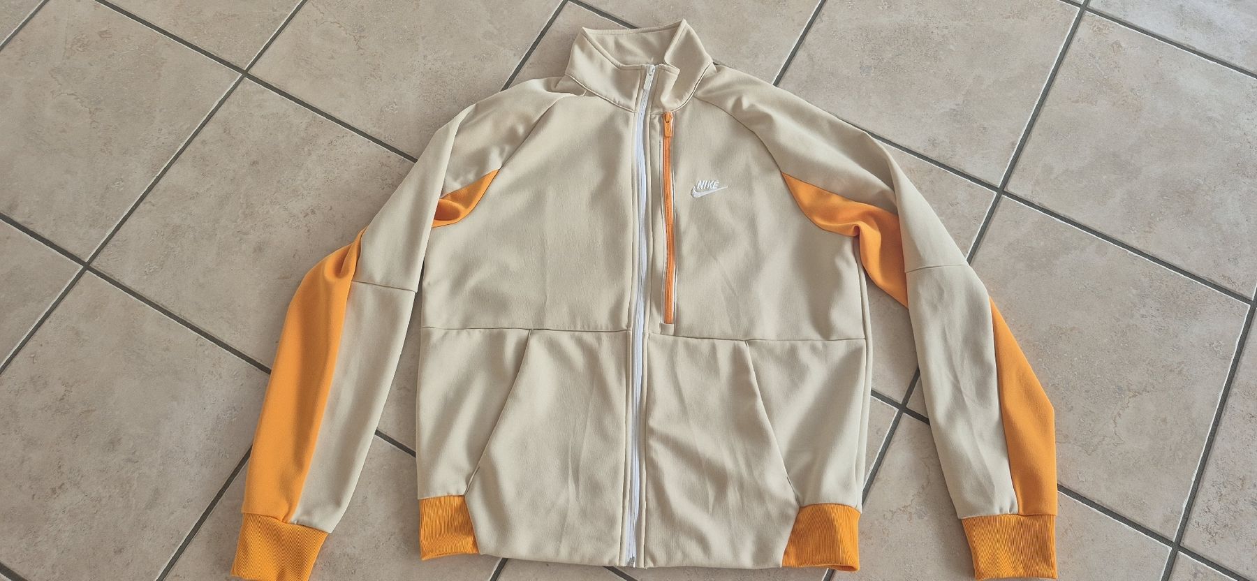 Nike Giacche: Veste Nike taille L, beige et orange – Usato da Moutier venduto da mar_7nrw