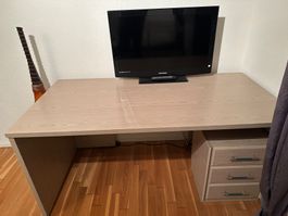 Schreibtisch mit Schubladen