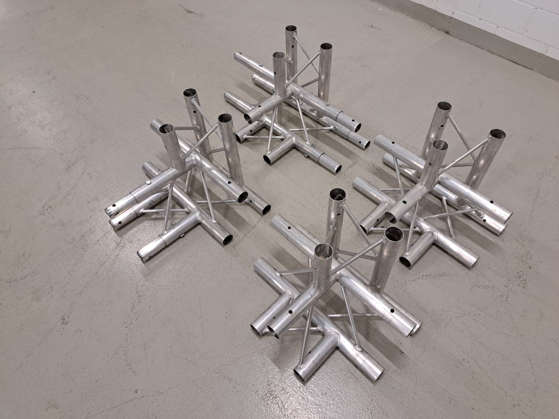 Tralicci: Trilite 3Punkt Traversen Set P  vierteilig – Usato da Embrach venduto da lichttechnik 1
