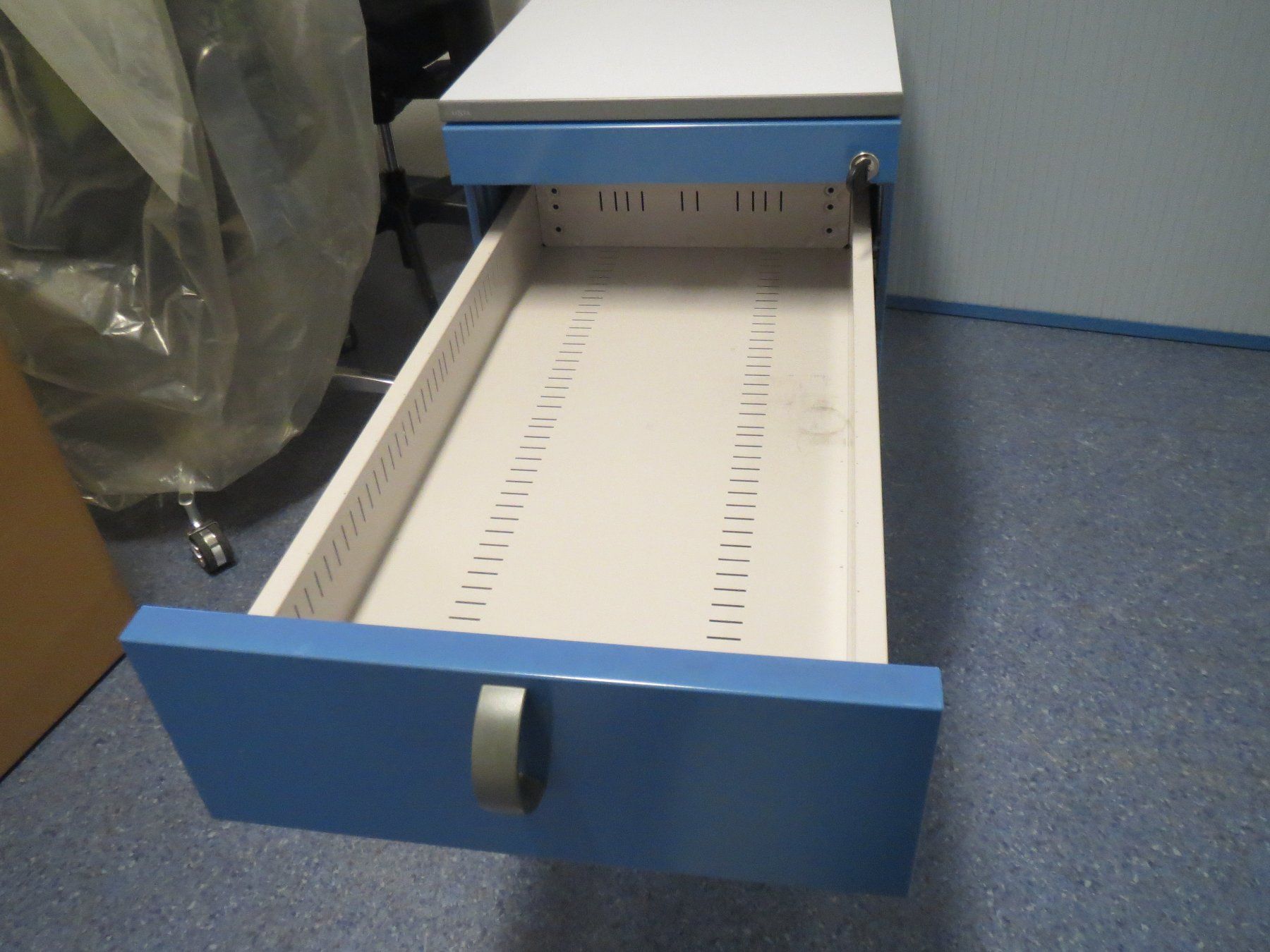 Lista Korpus: Lista Korpus Metall blau – Gebraucht aus Hüttwilen von Andmithand 2