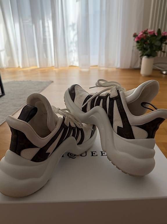 Louis Vuitton Damenschuhe: Louis Vuitton Sneaker – Gebraucht aus Liestal von adn_5js2 3