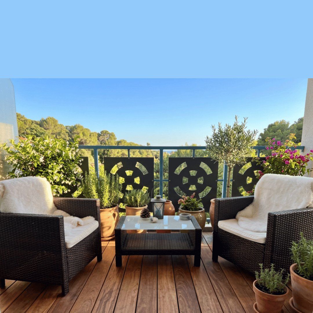 Set de table et chaises: Balkon-Lounge / Sitzgruppe aus Kunststoff-Rattan – D'occasion à Walzenhausen par Jana013 1