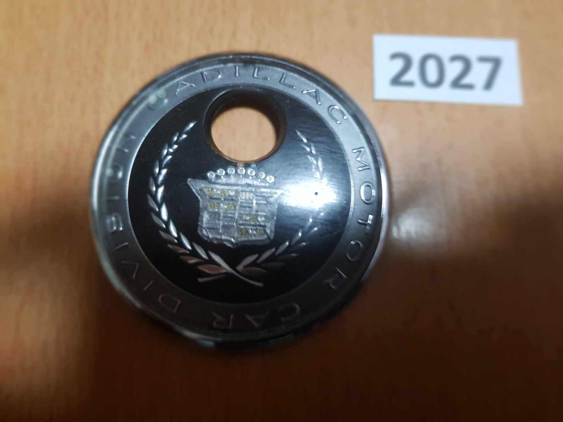 Cadillac Tutti pezzi di ricambio auto: Emblem, Deckel Kofferraumschloss – Usato da Niedergösgen venduto da usc_l8gm 1