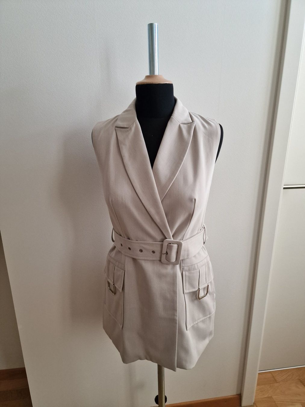 Jacken: Ärmellos Beiger Blazer – Gebraucht aus Zürich von ale_bg2x