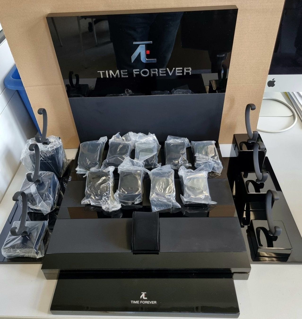 Orologi: Display pour montres – Nuovo e nell'imballaggio originale da La Chaux-de-Fonds venduto da jac_9llg