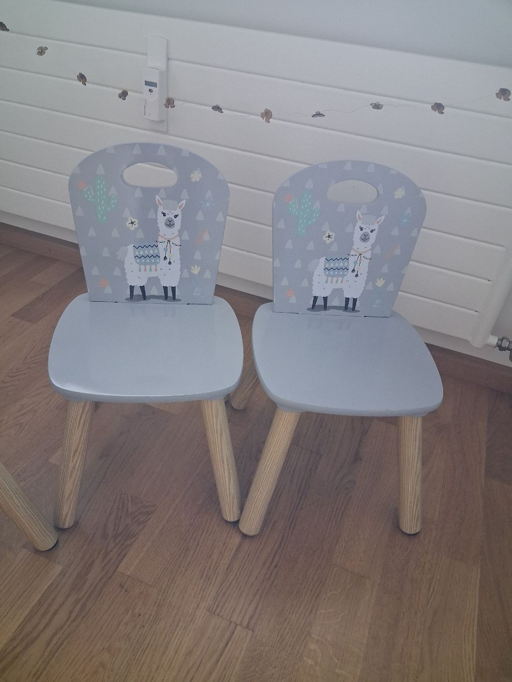 Set de table et chaises: Kindertisch mit 2 Stühlen  – D'occasion à Basel par van_kd55
