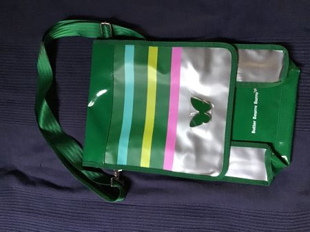 Schultertasche mit Innenfach, verschliessbar mit Reissversch