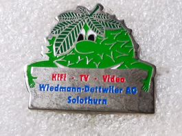 Ansteckpin 124: Heso x Hifi TV Video Wiedmann Dettwiler