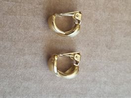 Elegante goldfarbige Ohrclips von Soleil 