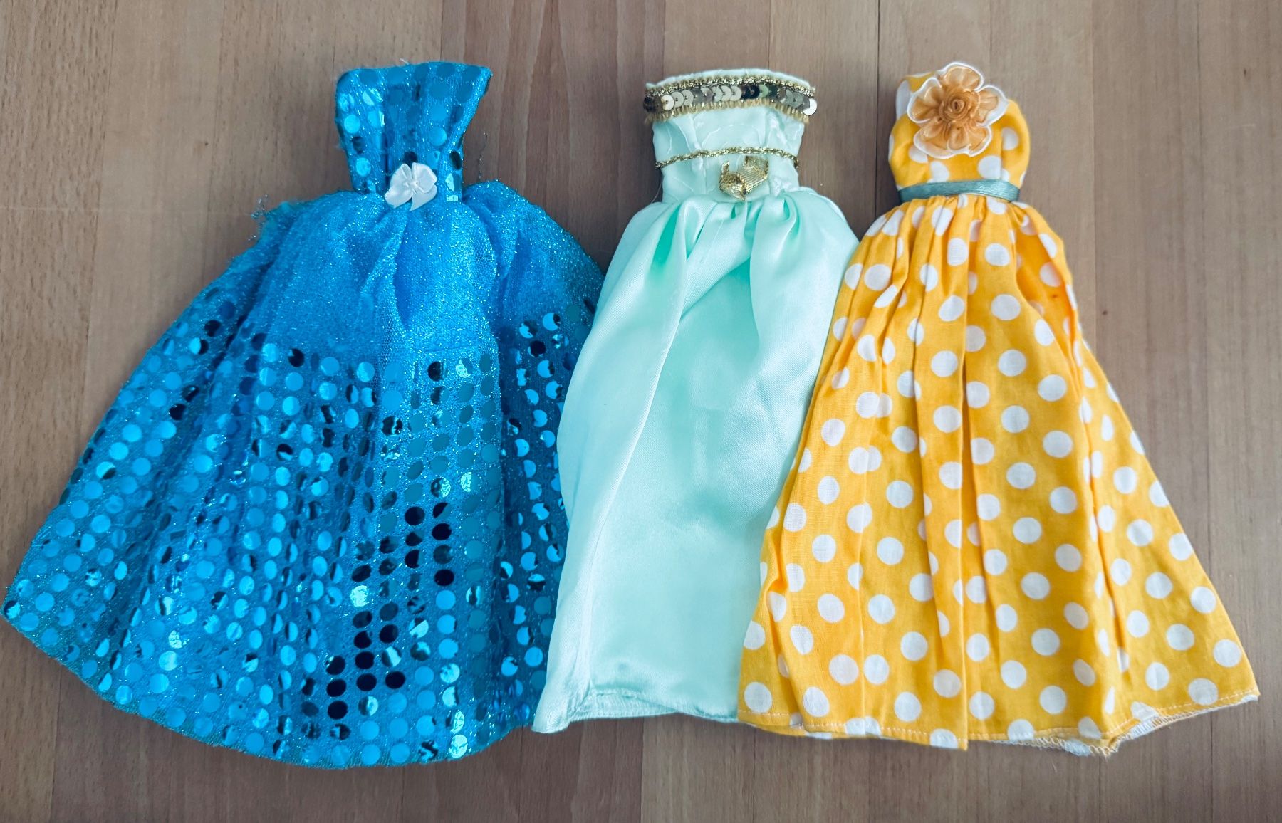 Giocattoli: Spezielle Barbie Kleider – Usato da Bettwil venduto da bellis_perennis_222 1