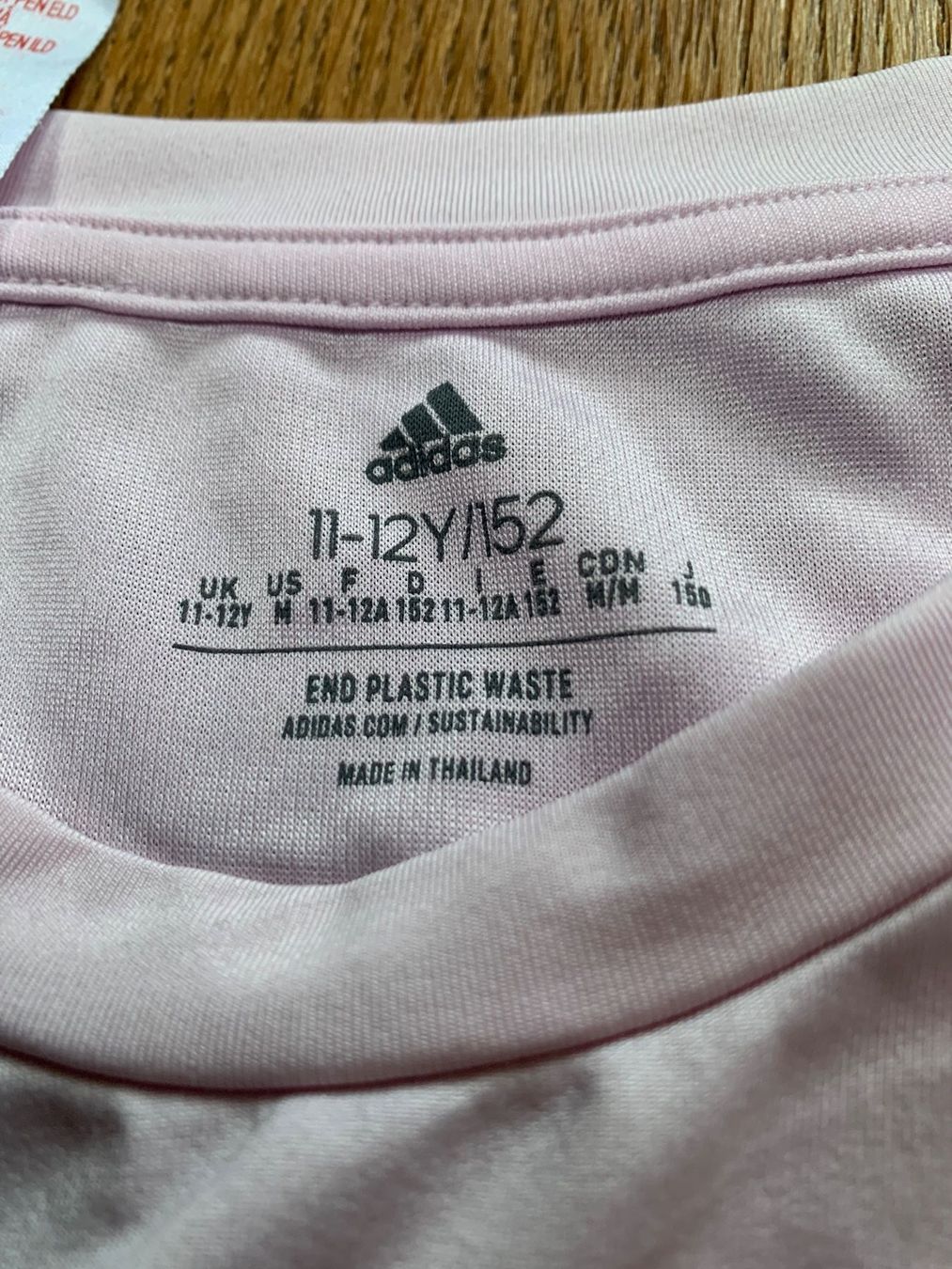 Top: Top de sport Adidas – Usato da Jongny venduto da mel_56b9 2