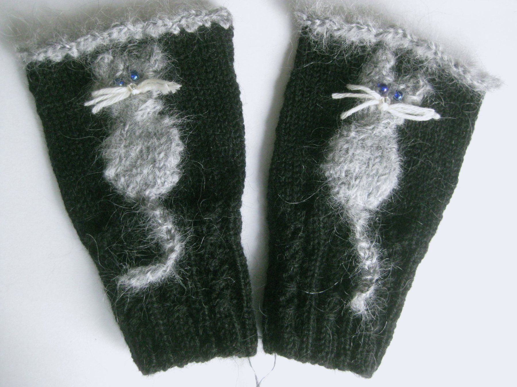 Guanti & manicotti: Pulswärmer mit Katze, handgestrickt – Nuovo (secondo la descrizione) da Kriens venduto da Kraeutergarten