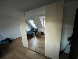 Kleiderschrank mit Spiegel