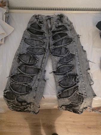  Jeans grau stark zerrissen Grösse S neuwertig