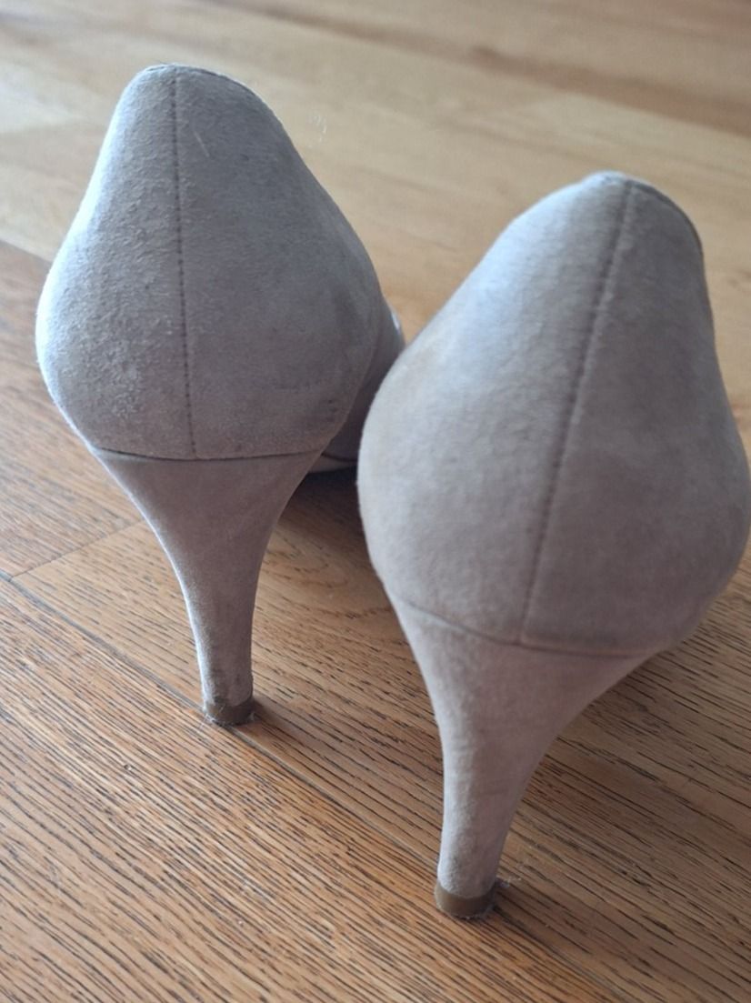 André Scarpe da donna: Escarpins ajourés daim T.38, talon 7cm, couleur sable – Usato da Jussy venduto da drs_sb7q 2