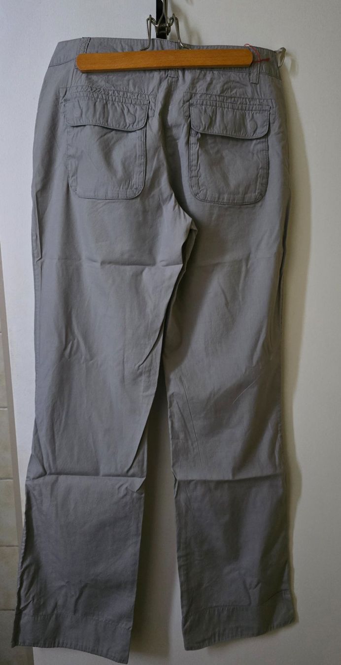 Pantaloni: Pantalon en soie, taille 36, gris – Usato da La Neuveville venduto da Diamise 1
