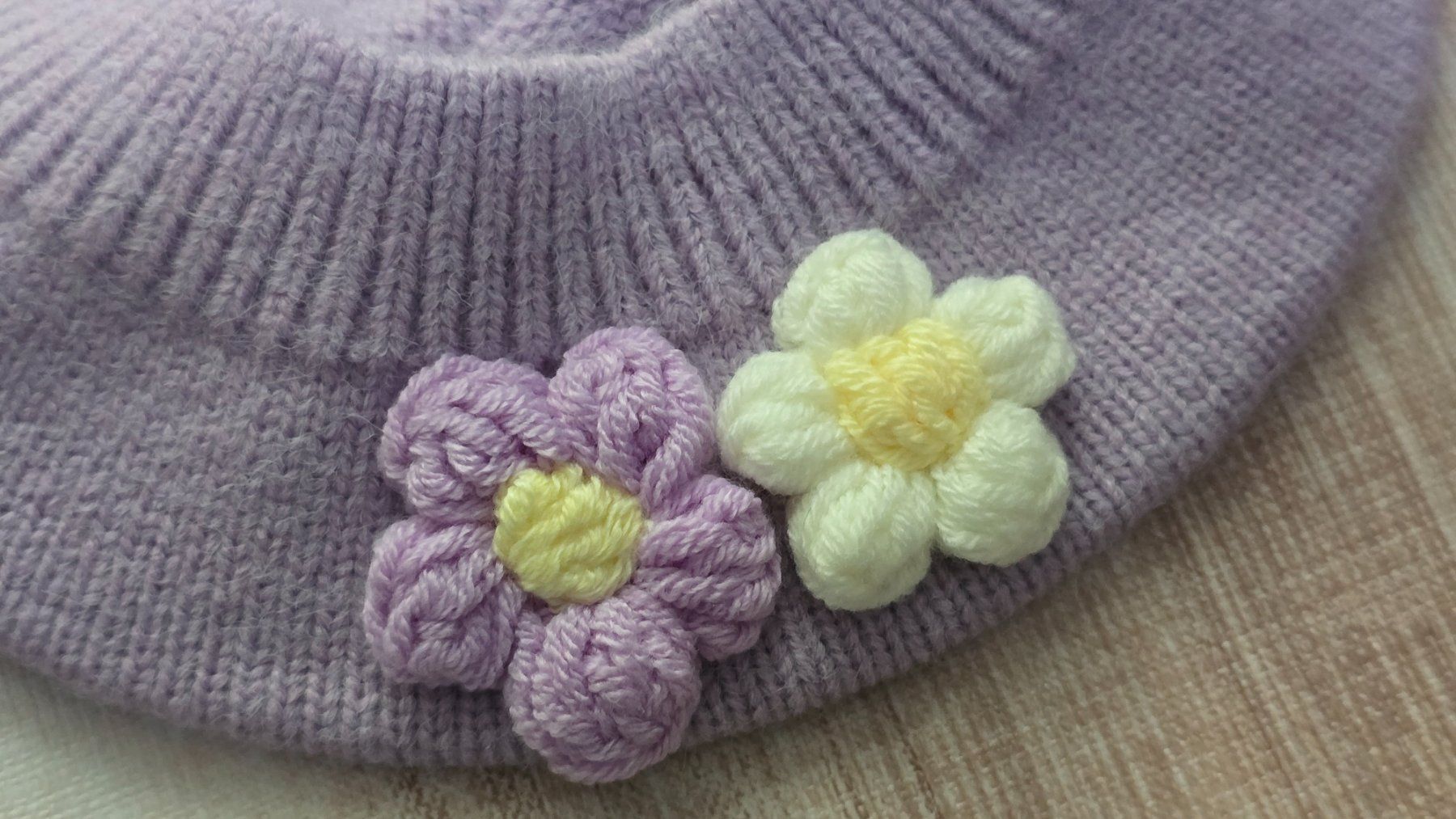 Altro abbigliamento per bambino: 👣 Süsses Strick-Barett mit Häkel-Blumen – Nuovo (secondo la descrizione) da Thalwil venduto da VitaMini 2