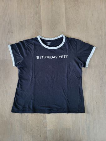 schwarzes T-Shirt "Is it Friday yet?" Damen