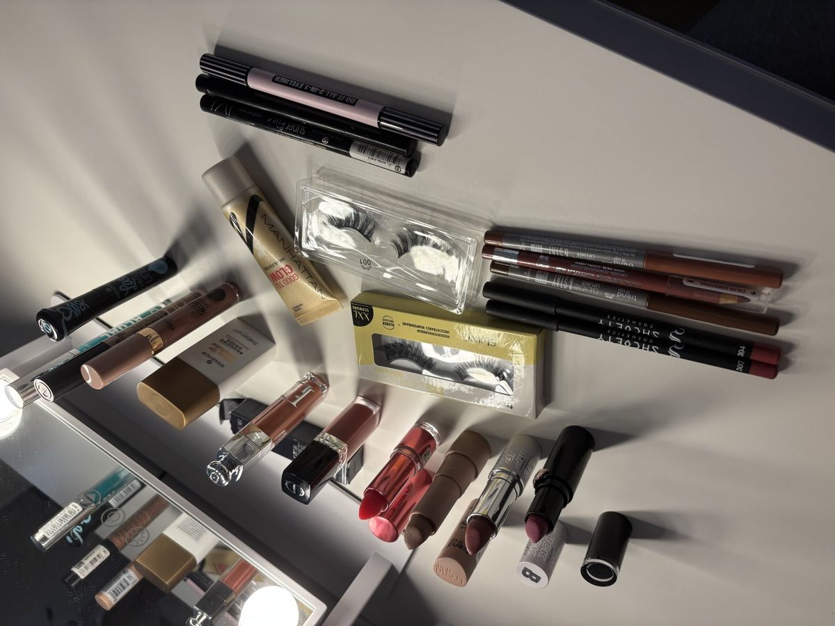 Dior Make-up: Huge Makeup Bundle - Dior, Essence, Lashes, anyone d More! – Usato da Merenschwand venduto da selenaaneles 2