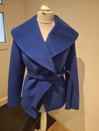 Blaue Winterjacke mit Gürtel, Grösse 36 - Neuwertig!