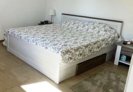 Free - King size bed + bedside tables and 2 single mattresse