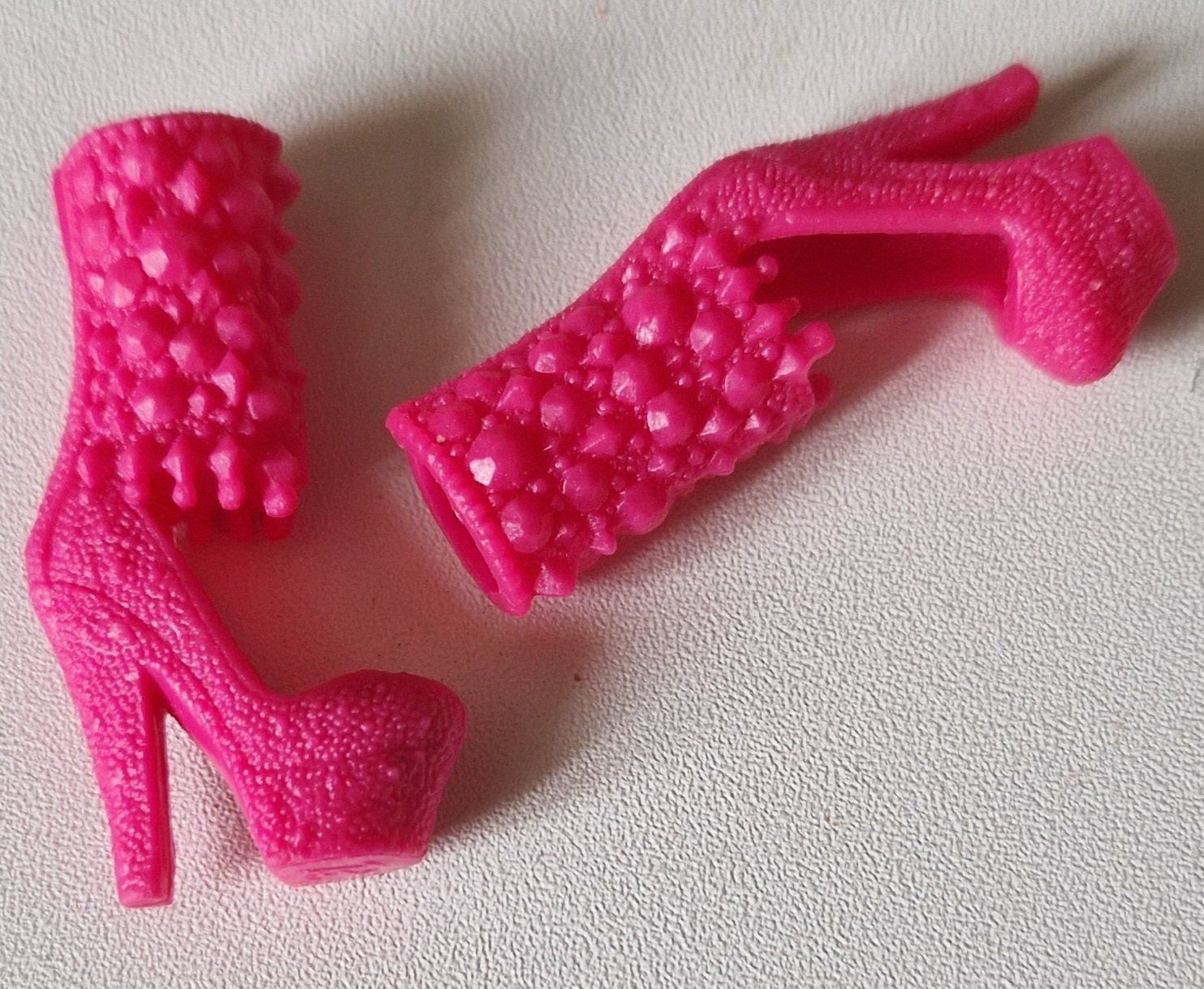 Sonstiges für Puppen: Chaussures pour Barbie – Gebraucht aus Couvet von
