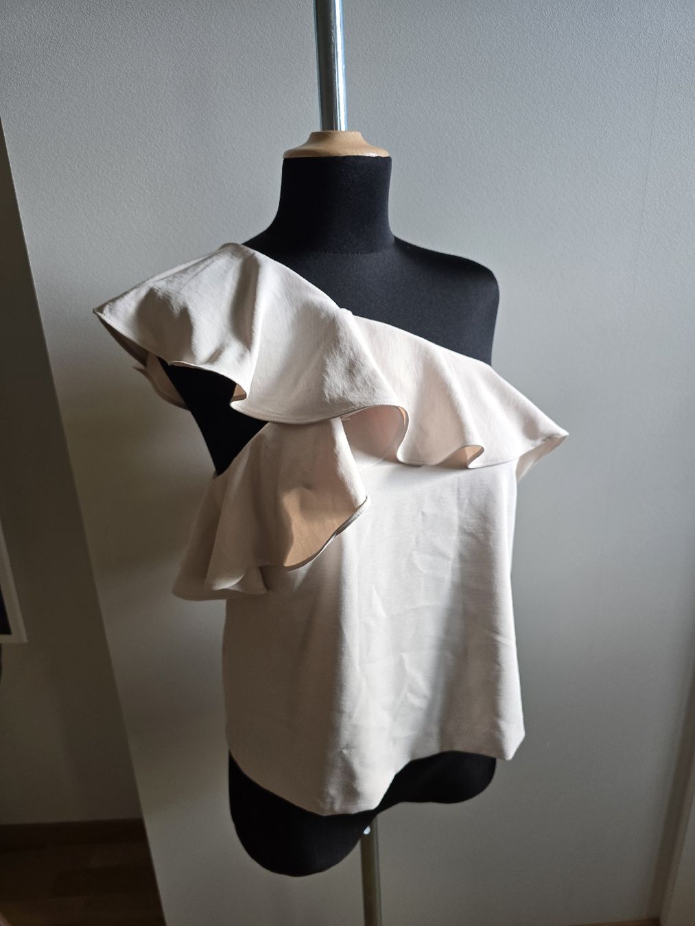 Mango Top: Oneshoulder Top mit Volants – Nuovo (secondo la descrizione) da Zürich venduto da ale_bg2x