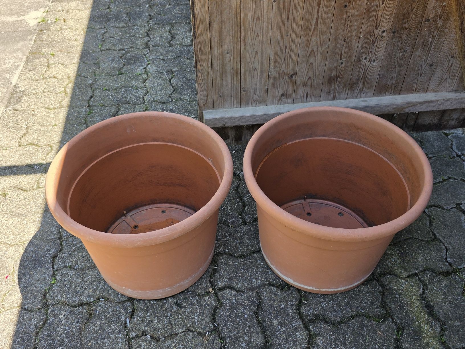Vasi per fiori: Two Plastic Plant Pots. – Usato da Hinwil venduto da Ehretstock8 1